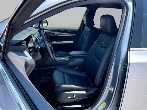 Used 2025 Cadillac XT6 Luxury FWD image 8