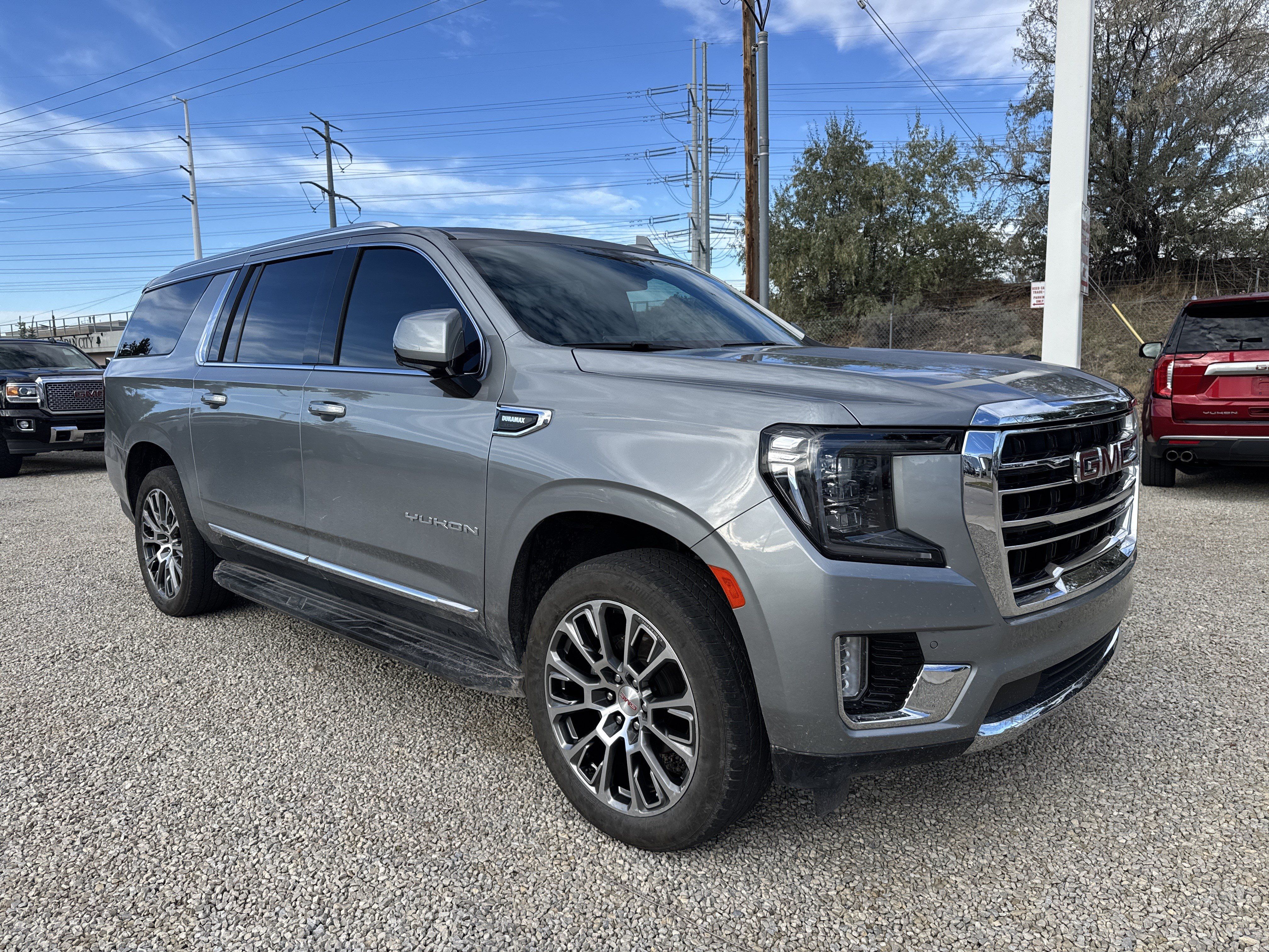Used 2023 GMC Yukon XL SLT w/ SLT Premium Package AWD/4WD image 2