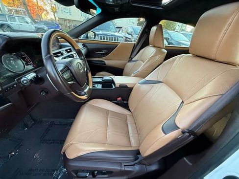 Used 2019 Lexus ES 300h w/ Luxury Package image 18