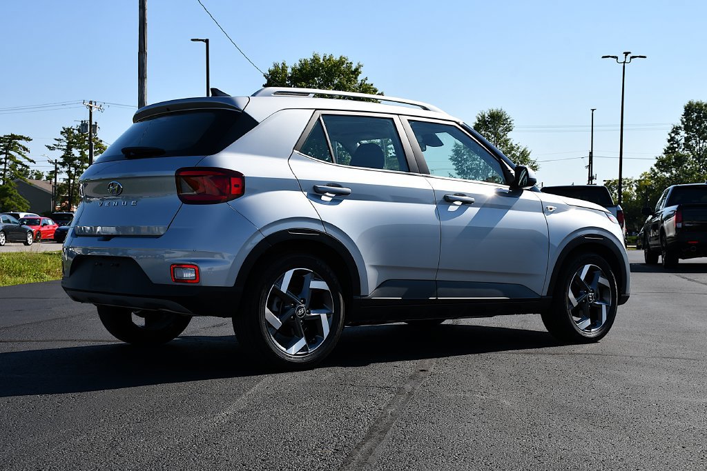 Used 2022 Hyundai Venue SEL FWD image 7