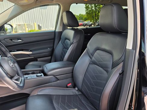 Used 2024 Nissan Pathfinder Platinum w/ Cargo Package AWD/4WD image 10