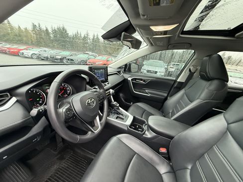 Used 2022 Toyota RAV4 XLE Premium image 17