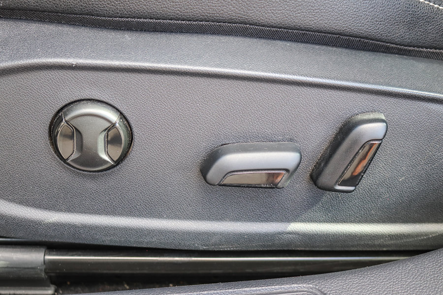 Used 2025 Volkswagen Jetta SE FWD image 17