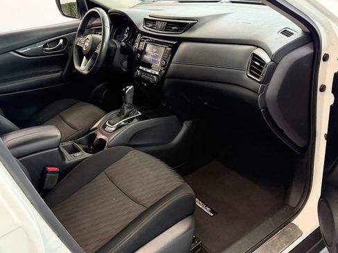 Used 2018 Nissan Rogue SV AWD/4WD image 16