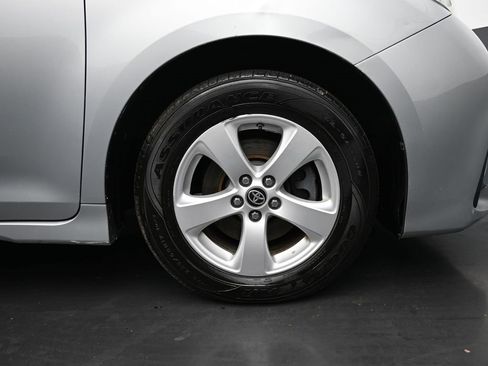 Used 2020 Toyota Sienna L image 10