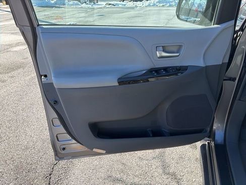 Used 2019 Toyota Sienna XLE image 11