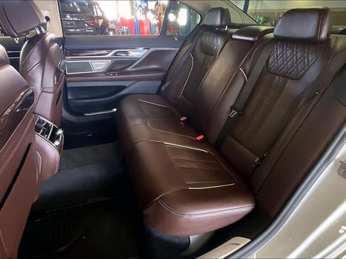 Used 2021 BMW 750i xDrive image 19