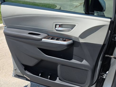 Used 2021 Toyota Sienna XLE FWD image 23