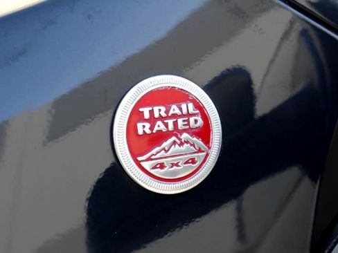 Used 2017 Jeep Cherokee Trailhawk image 23