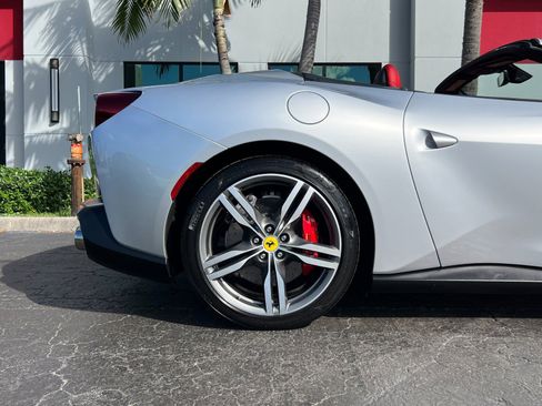 Used 2019 Ferrari Portofino image 8