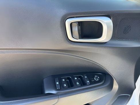 Used 2025 Hyundai Venue SE image 22