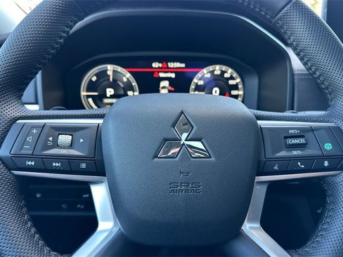 New 2025 Mitsubishi Outlander SE image 24