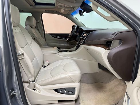 Used 2017 Cadillac Escalade Luxury image 30