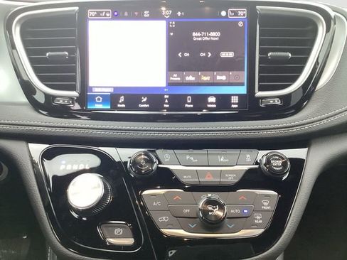 New 2026 Chrysler Pacifica Limited image 12