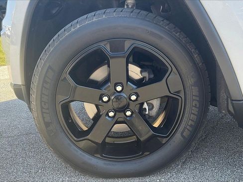 Used 2019 Jeep Grand Cherokee Laredo image 8