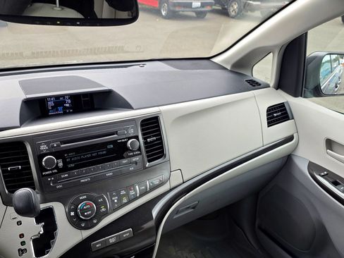 Used 2014 Toyota Sienna LE AWD/4WD image 37