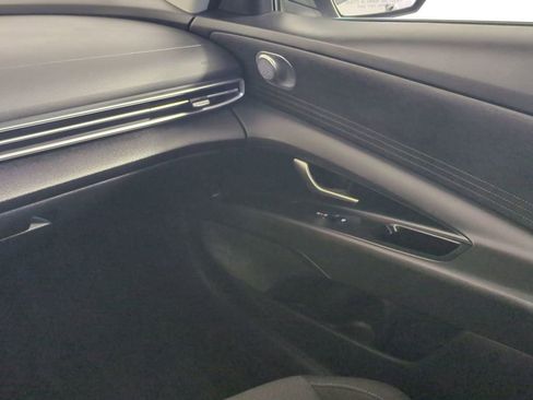 Certified 2025 Hyundai Elantra SE FWD image 18