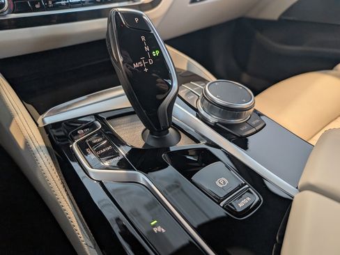 Used 2021 BMW M550i xDrive w/ Dynamic Handling Package image 22