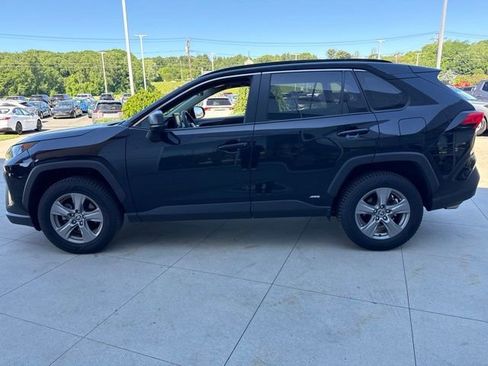 Used 2022 Toyota RAV4 LE AWD/4WD image 4