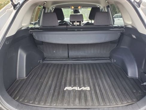 Used 2020 Toyota RAV4 LE image 9
