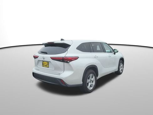 Used 2023 Toyota Highlander LE image 6