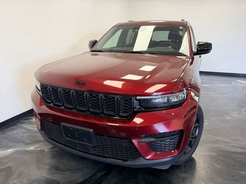Used 2024 Jeep Grand Cherokee Altitude AWD/4WD image 18