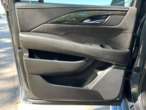 Used 2019 Cadillac Escalade ESV Platinum AWD/4WD image 19