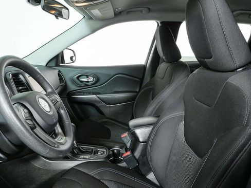 Used 2019 Jeep Cherokee Latitude w/ Popular Appearance Group FWD image 5
