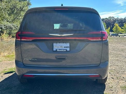 Used 2022 Chrysler Pacifica Touring-L FWD image 8