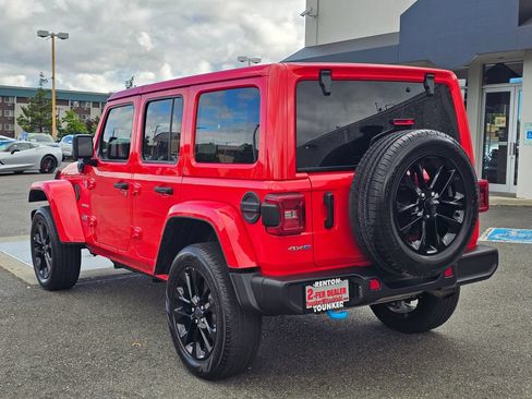Used 2024 Jeep Wrangler Unlimited Sahara AWD/4WD image 7