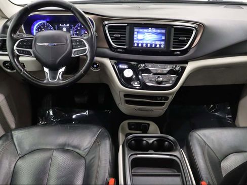 Used 2019 Chrysler Pacifica Touring-L image 15