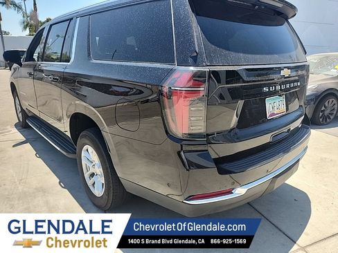 Certified 2025 Chevrolet Suburban LT RWD image 3