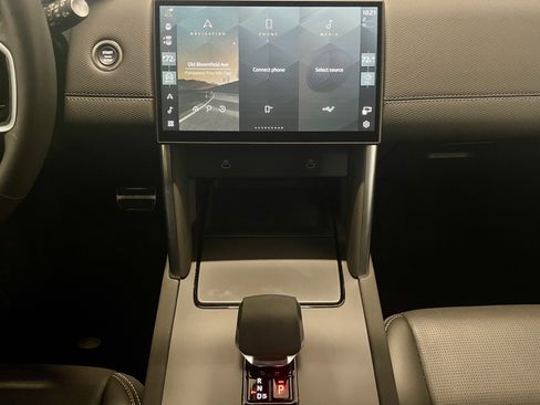 Certified 2024 Land Rover Discovery Sport Dynamic SE image 19