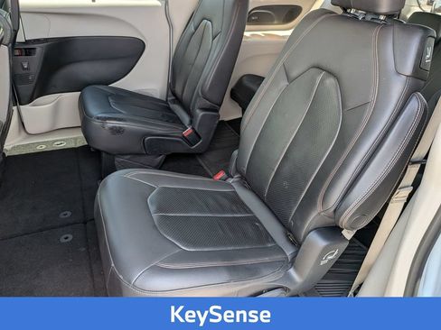 Used 2017 Chrysler Pacifica Touring-L Plus w/ Advanced Safetytec Group FWD image 27