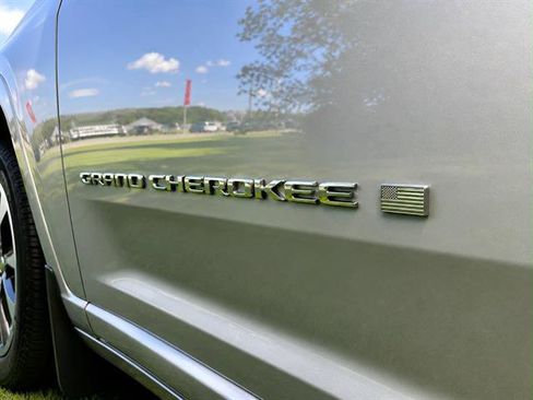 Used 2023 Jeep Grand Cherokee L Overland w/ Advanced Protech Group III AWD/4WD image 11
