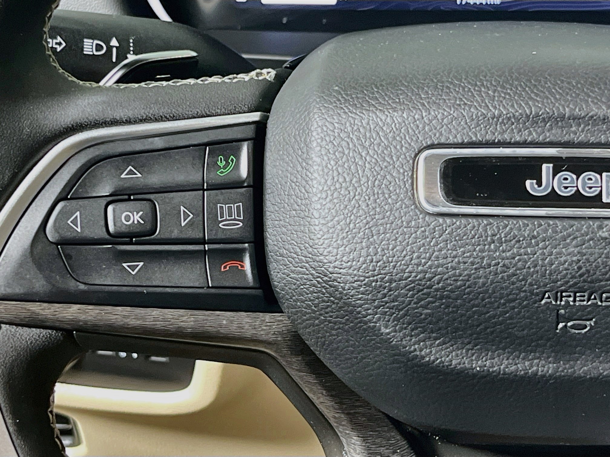 Used 2023 Jeep Grand Cherokee Limited w/ Black Appearance Package AWD/4WD image 18