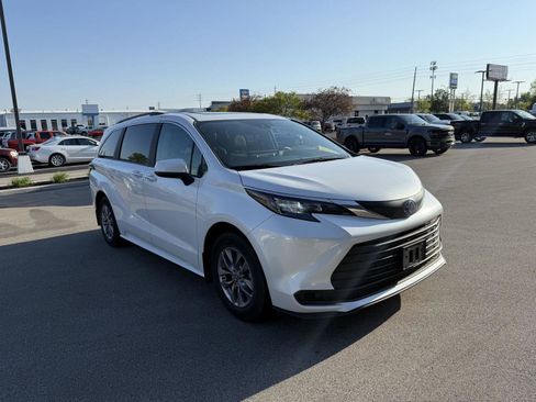 Used 2025 Toyota Sienna LE FWD image 1
