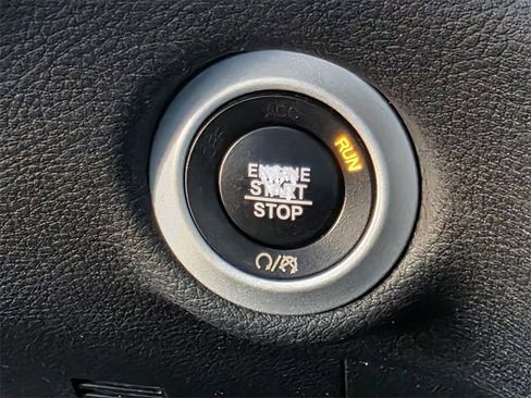 Used 2018 Chrysler Pacifica Limited w/ Tire & Wheel Group image 27