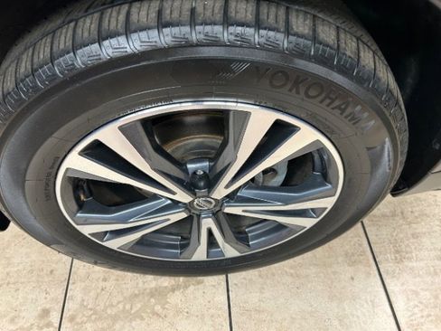 Used 2019 Nissan Rogue SV w/ Premium Package image 18