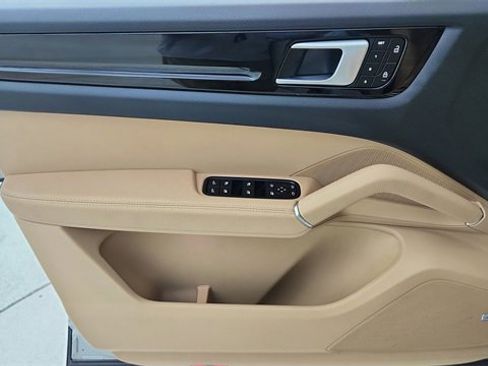 Used 2022 Porsche Cayenne image 34