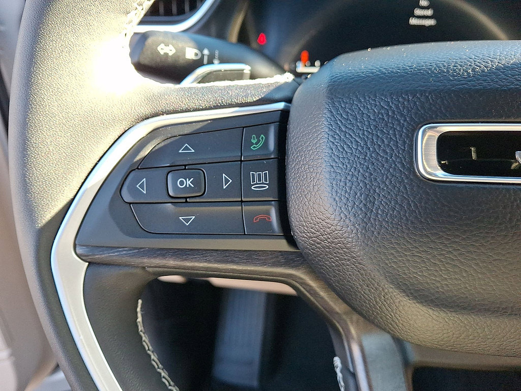 Certified 2025 Jeep Grand Cherokee Limited AWD/4WD image 17