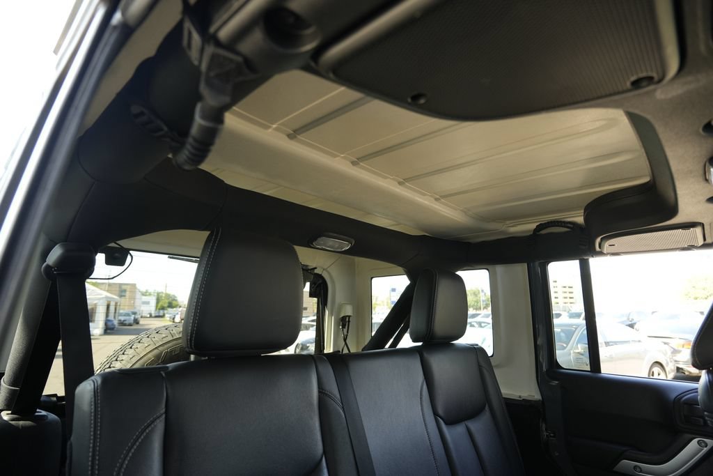 Used 2015 Jeep Wrangler Unlimited Sahara w/ Connectivity Group AWD/4WD image 28