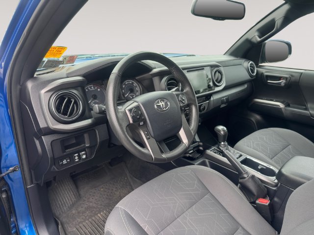 Used 2017 Toyota Tacoma TRD Off-Road w/ Premium & Technology Package AWD/4WD image 10