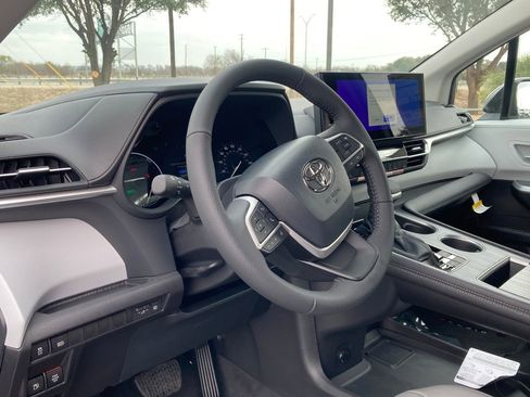 New 2026 Toyota Sienna XLE FWD image 9