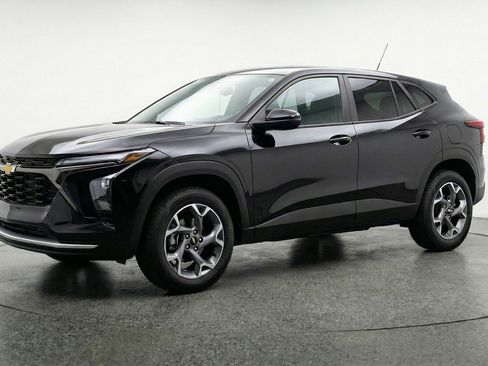 Used 2025 Chevrolet Trax LT w/ LT Convenience Package FWD image 3
