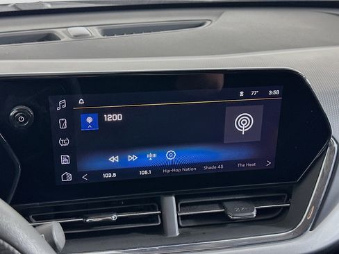 Used 2025 Chevrolet Trax LT FWD image 19