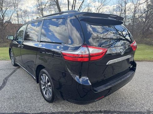 Used 2018 Toyota Sienna Limited image 3