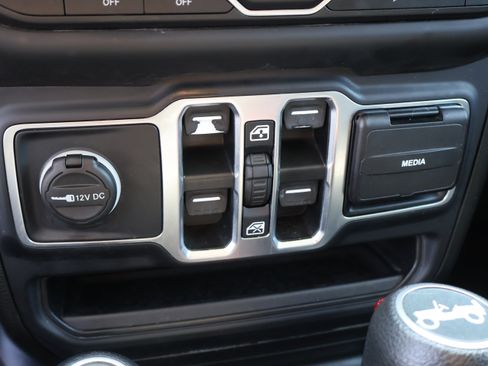Used 2019 Jeep Wrangler Unlimited Sahara AWD/4WD image 26