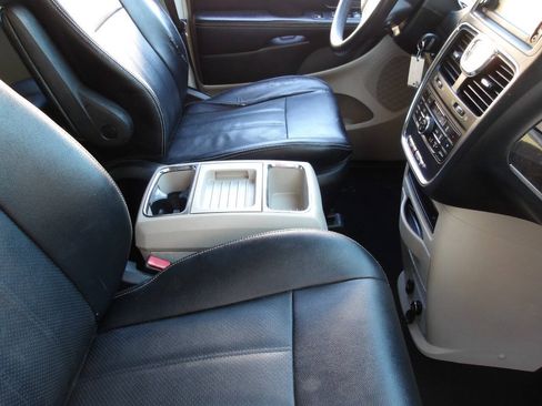 Used 2016 Chrysler Town & Country Touring-L w/ Driver Convenience Group FWD image 18