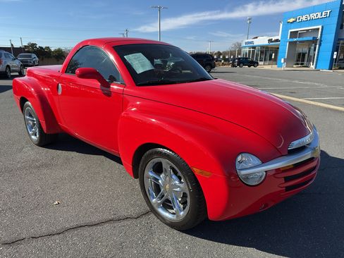 Used 2005 Chevrolet SSR w/ Preferred Equipment Group image 27